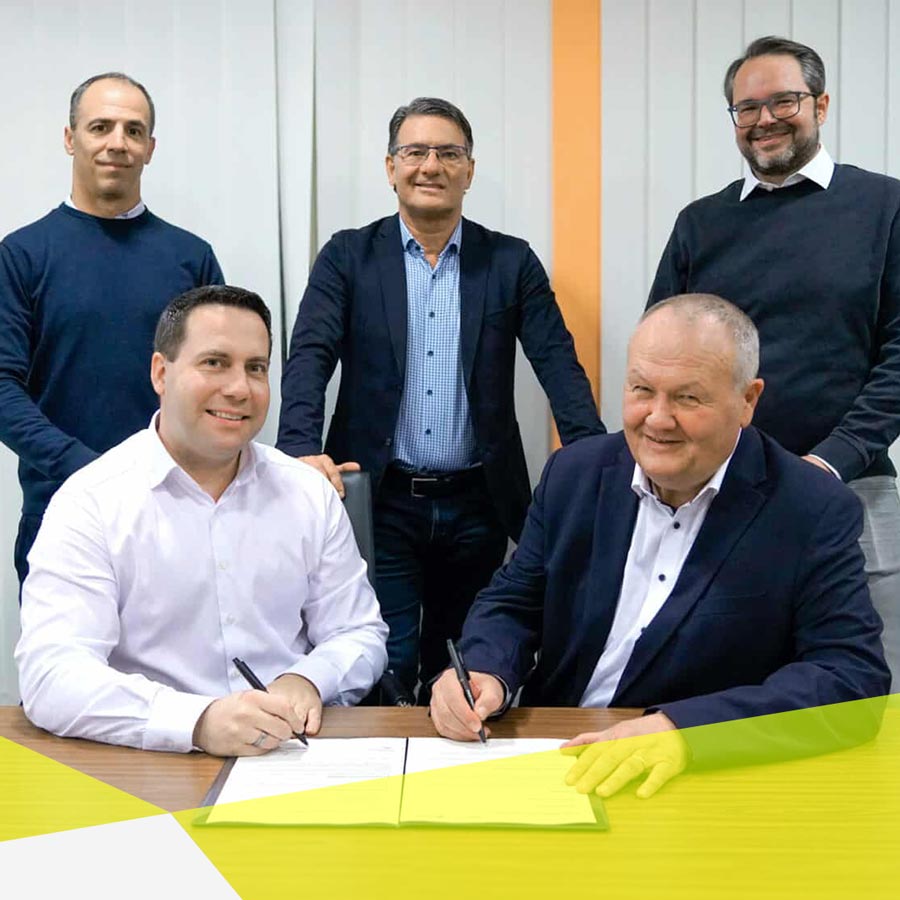 Zwei Personen sitzen vorne bei einer Vertragsunterzeichnung. Im Hintergrund stehen drei weitere Personen. Insgesamt sind die linken zwei Personen von hep solar und die rechten drei Personen von den Stadtwerken Stuttgart.