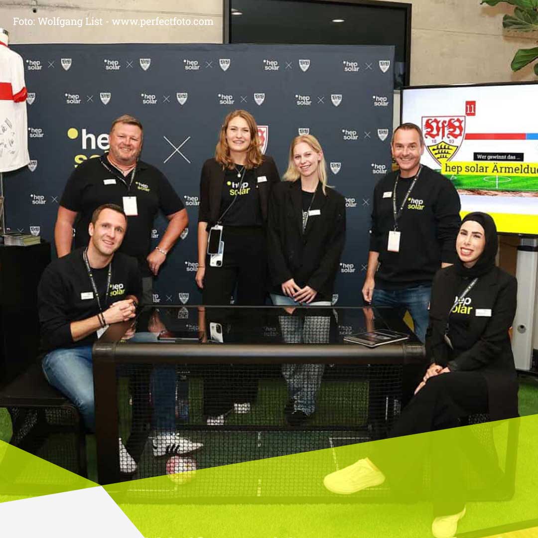 Unser Team vor Ort bei der VfB Stuttgart Aktivierung. Von links um einen Tischkicker: Dominik Wolf, Alexander Hügler, Corinna Ottmar, Rieke Kauric, Werner Braun und Lamia Hourani.