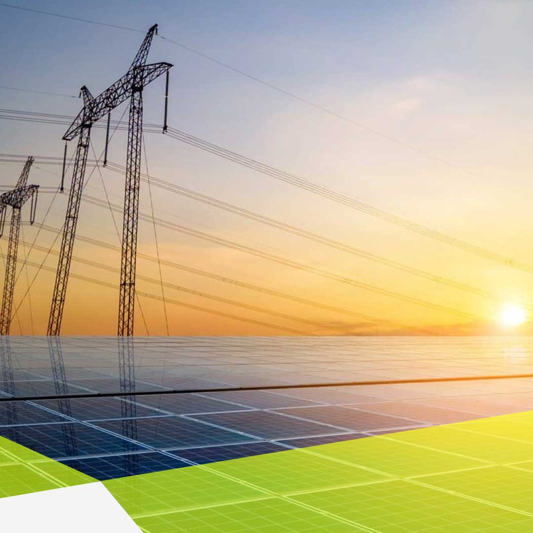 Am Horizont scheint die Sonne bei Untergang und taucht das Bild in orange/rot. In der mittleren Bildeben sind Strommasten zusehen mit Kabel die von links nach rechts durch das Bild ragen. Im Vordergrund sind man eine breite Solarpark Reihe.