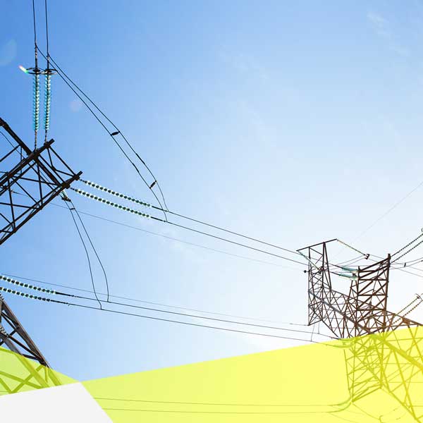 Froschperspektive: blauer Himmel mit leichten Schleierwolken und große Energie Kraftwerke