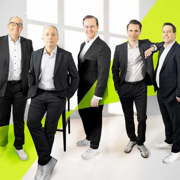 5 Personen stehen in einem sehr hellen, komplett weißen Raum und schauen direkt in die Kamera. Es ist das hep solar Management von links angefangen Matthias Hamann, Christian Hamann, Georg von Eichendorff Strachwitz, Thomas Tschirf und Martin Vogt.