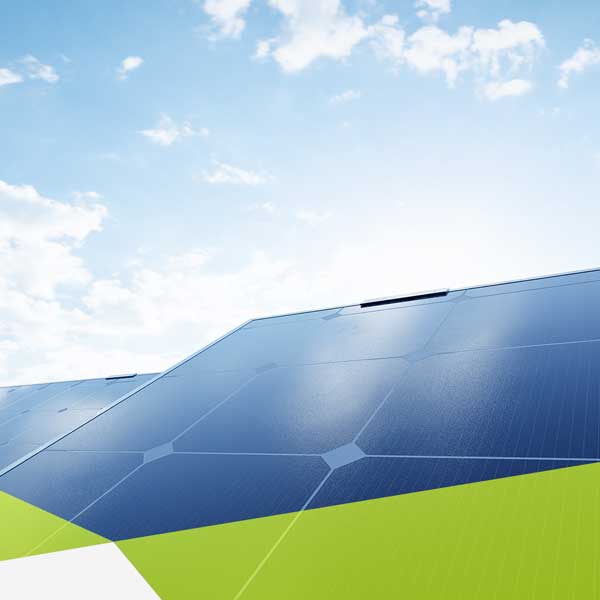 Nahaufnahme einer Solaranlage linke Ecke, mit hellblauen Himmel.