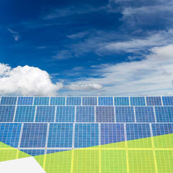 frontal fotografiert, drei Reihen einer Solaranlage sind zu sehen mit einem blauen Himmel