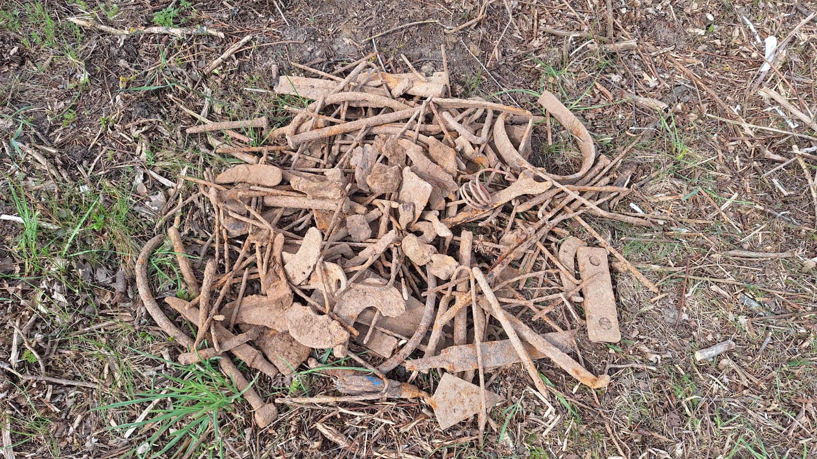 Stark korrodiertes, erdverkrustetes Altmetall