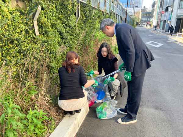Employees attending a cleanup challenge in the local district
